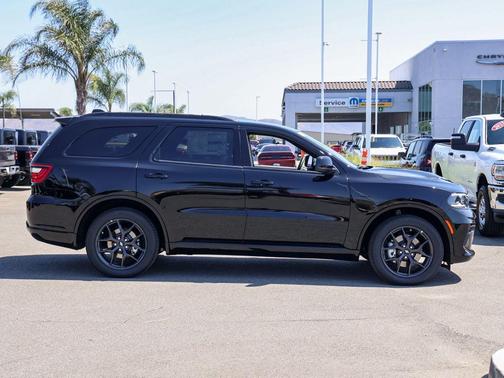 DB Black Crystal Clearcoat 2026 Dodge Durango GT HEMI V8
