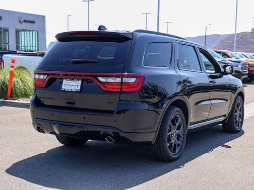 DB Black Crystal Clearcoat 2026 Dodge Durango GT HEMI V8