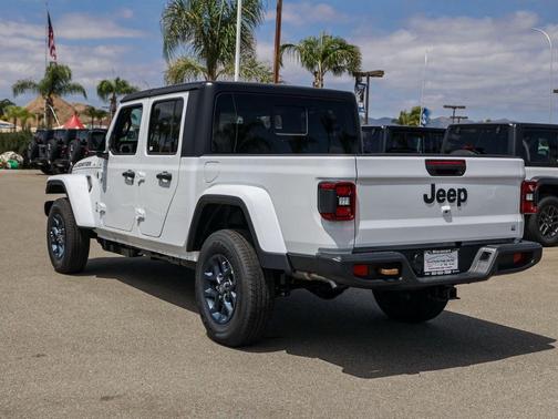 Bright White Clearcoat 2026 Jeep Gladiator 85th Anniversary Edition