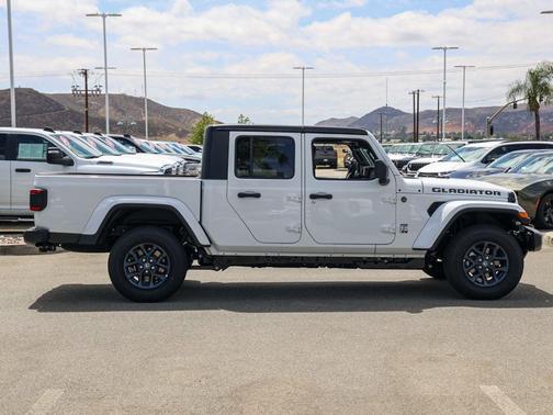 Bright White Clearcoat 2026 Jeep Gladiator 85th Anniversary Edition