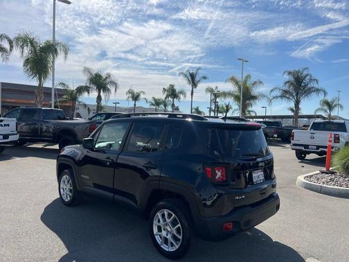 Black Clearcoat 2023 Jeep Renegade Latitude