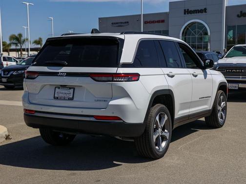 Bright White Clearcoat 2026 Jeep Grand Cherokee Limited
