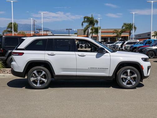 Bright White Clearcoat 2026 Jeep Grand Cherokee Limited