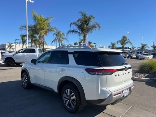 2022 Nissan Pathfinder SL
