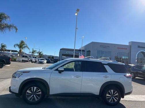 2022 Nissan Pathfinder SL