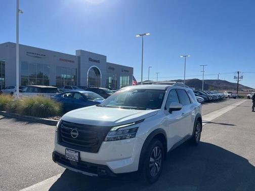 2022 Nissan Pathfinder SL