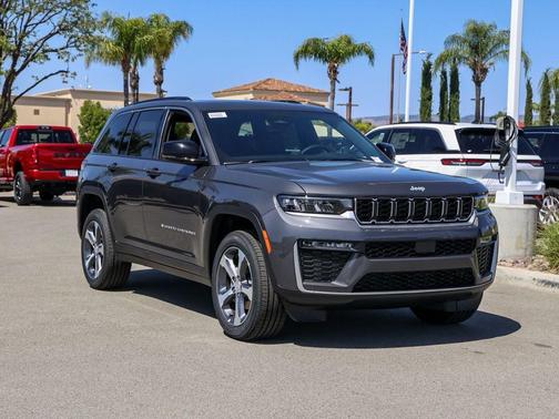 Metallic 2026 Jeep Grand Cherokee Limited