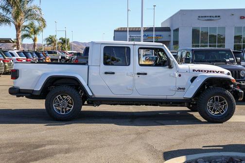 Bright White Clearcoat 2026 Jeep Gladiator Mojave