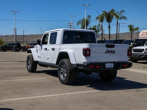 Bright White Clearcoat 2026 Jeep Gladiator Mojave