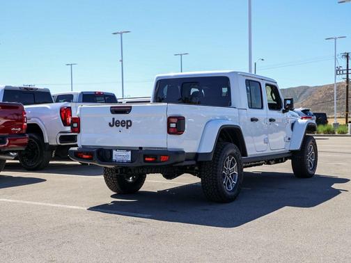 Bright White Clearcoat 2026 Jeep Gladiator Mojave