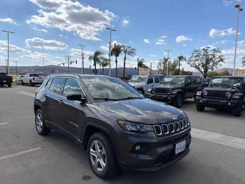 Granite Crystal Clearcoat Metallic 2023 Jeep Compass Latitude