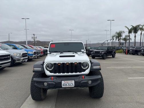 Bright White Clearcoat 2024 Jeep Gladiator Mojave