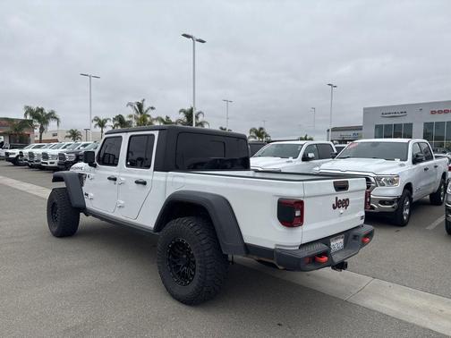Bright White Clearcoat 2024 Jeep Gladiator Mojave