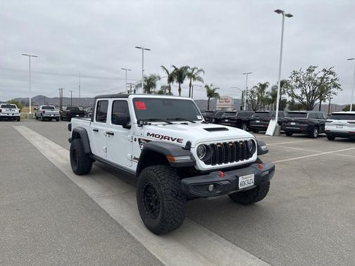 Bright White Clearcoat 2024 Jeep Gladiator Mojave