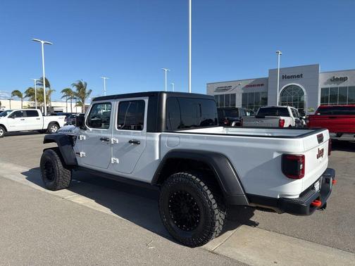 Bright White Clearcoat 2024 Jeep Gladiator Mojave