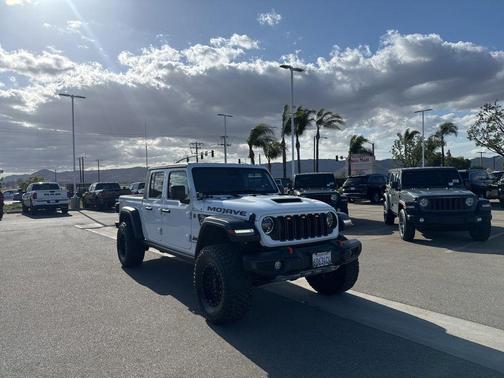 Bright White Clearcoat 2024 Jeep Gladiator Mojave