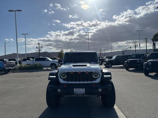 Bright White Clearcoat 2024 Jeep Gladiator Mojave