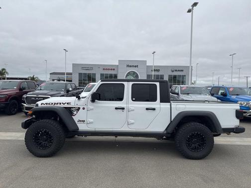 Bright White Clearcoat 2024 Jeep Gladiator Mojave