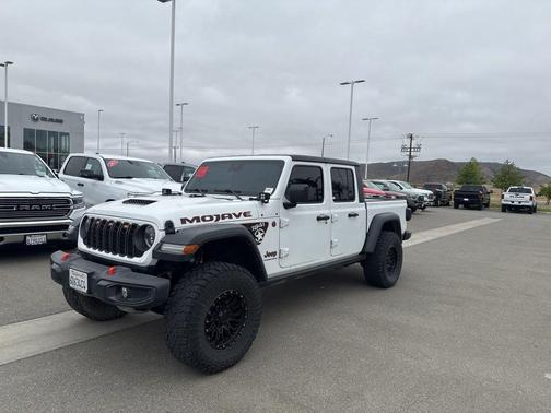 Bright White Clearcoat 2024 Jeep Gladiator Mojave