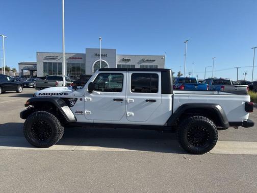Bright White Clearcoat 2024 Jeep Gladiator Mojave