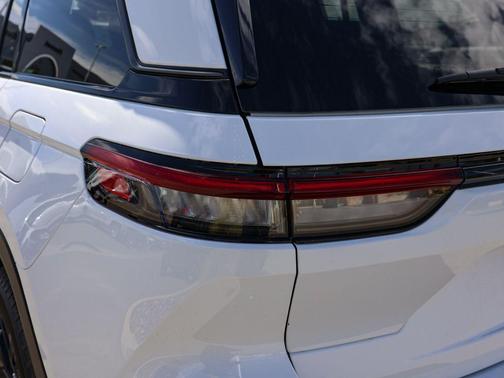 Bright White Clearcoat 2026 Jeep Grand Cherokee Laredo