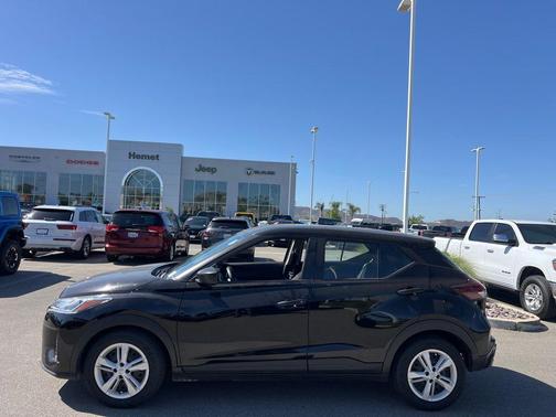 Super Black 2024 Nissan Kicks S