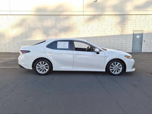 Ice 2023 Toyota Camry LE