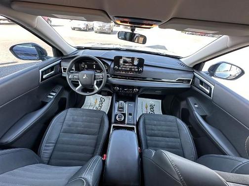2023 Mitsubishi Outlander SE