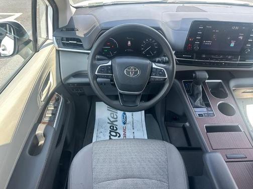 2021 Toyota Sienna LE 8 PASSENGER