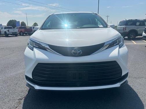 2021 Toyota Sienna LE 8 PASSENGER