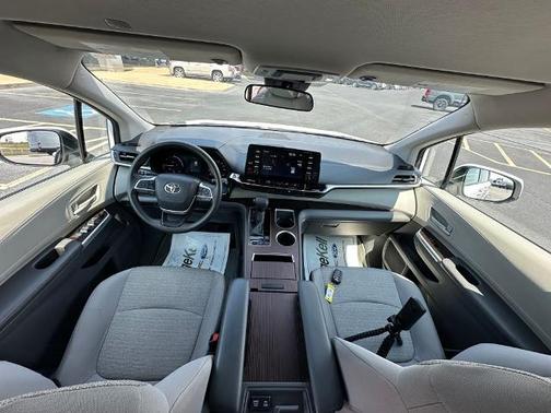 2021 Toyota Sienna LE 8 PASSENGER