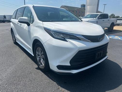 2021 Toyota Sienna LE 8 PASSENGER