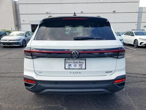 2025 Volkswagen Taos 1.5T SE Black
