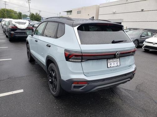 2025 Volkswagen Taos 1.5T SE Black