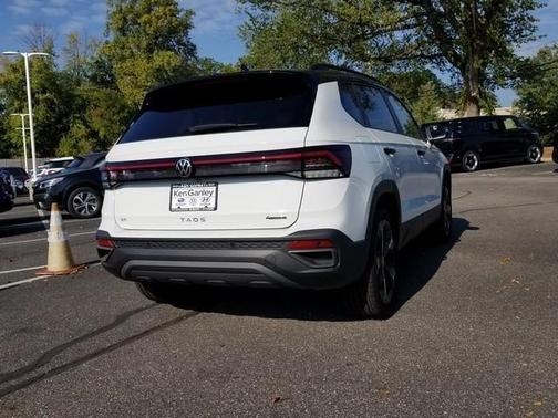2025 Volkswagen Taos 1.5T SE Black