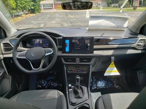 2025 Volkswagen Taos 1.5T SE Black