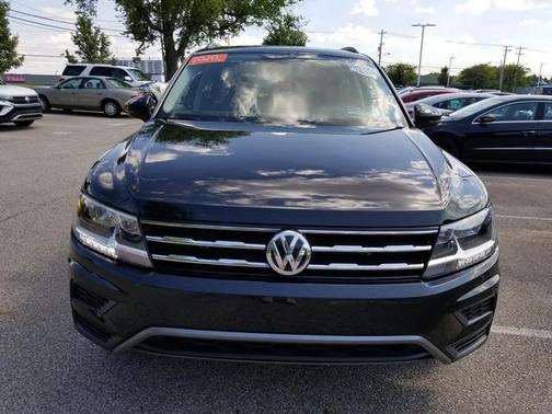 Photo 2 of 27 of 2020 Volkswagen Tiguan 2.0T SE
