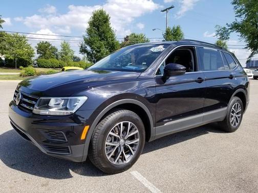 Photo 3 of 27 of 2020 Volkswagen Tiguan 2.0T SE