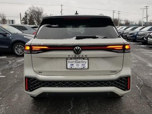 2026 Volkswagen Tiguan 2.0T SE R-Line Black