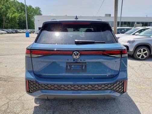 2025 Volkswagen Tiguan 2.0T SE R-Line Black