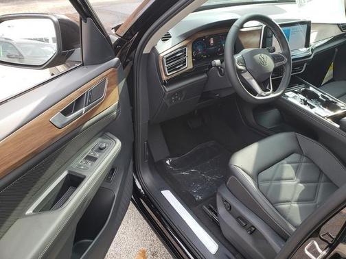 2025 Volkswagen Atlas 2.0T SE