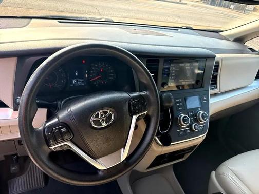 2017 Toyota Sienna LE