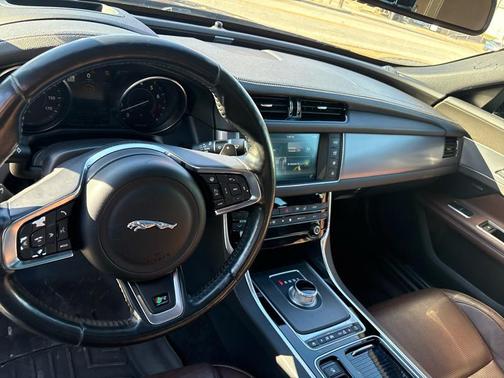 2016 Jaguar XF 35t R-Sport