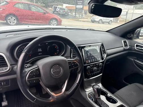 Bright White Clearcoat 2020 Jeep Grand Cherokee Laredo