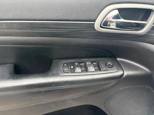 Bright White Clearcoat 2020 Jeep Grand Cherokee Laredo