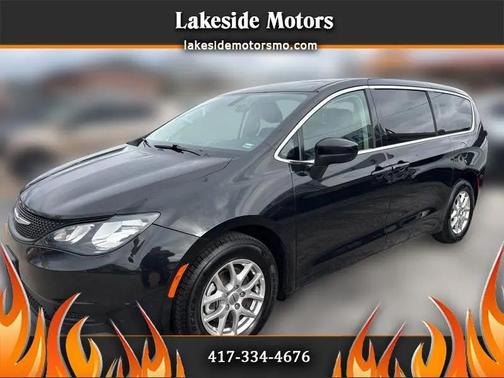 Brilliant Black Crystal Pearlcoat 2022 Chrysler Voyager LX