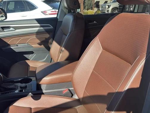 Pure White 2022 Volkswagen Atlas 2.0T SE w/Technology 4MOTION