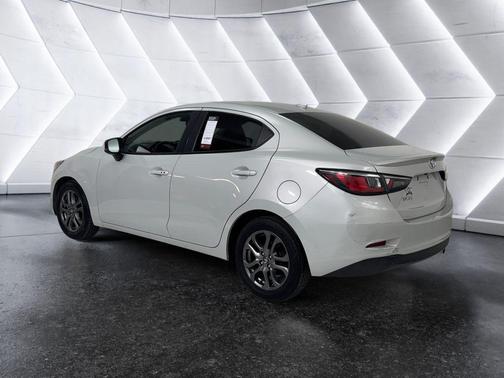 2020 Toyota Yaris Sedan LE
