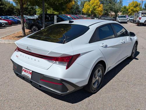 2025 Hyundai ELANTRA SE