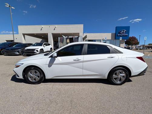 2025 Hyundai ELANTRA SE